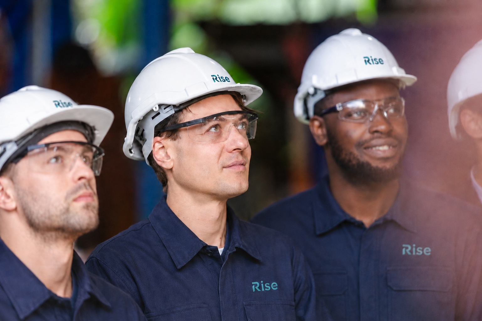 Colaboradores utilizando equipamentos de proteção em uma obra industrial