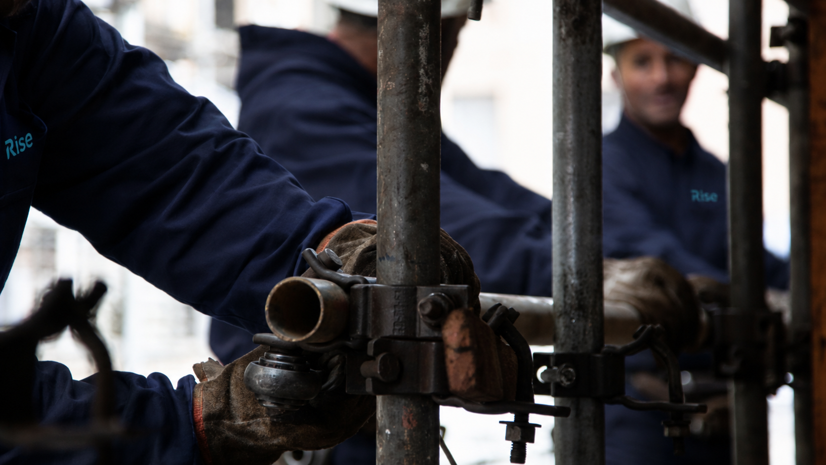 Técnico realizando manutenção em sistema industrial de bombeamento