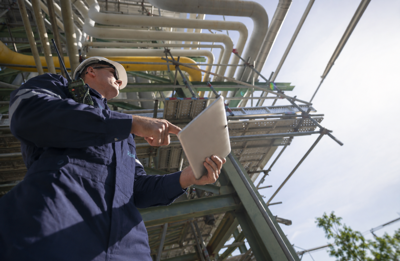 Estruturas e equipamentos em instalação industrial