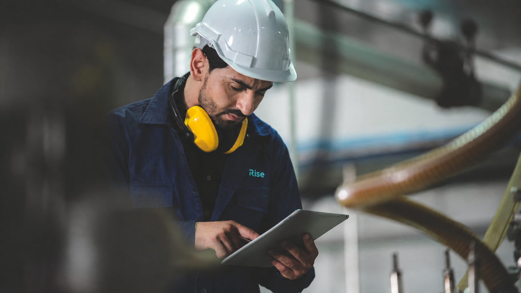 Equipe técnica trabalhando em uma instalação industrial
