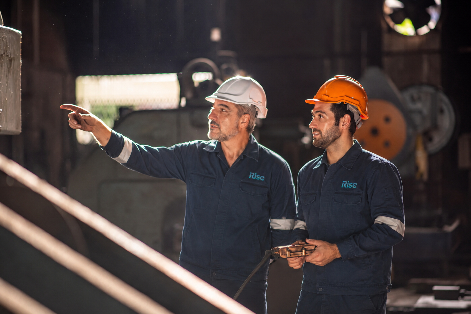 Equipe técnica realizando manutenção industrial de urgência