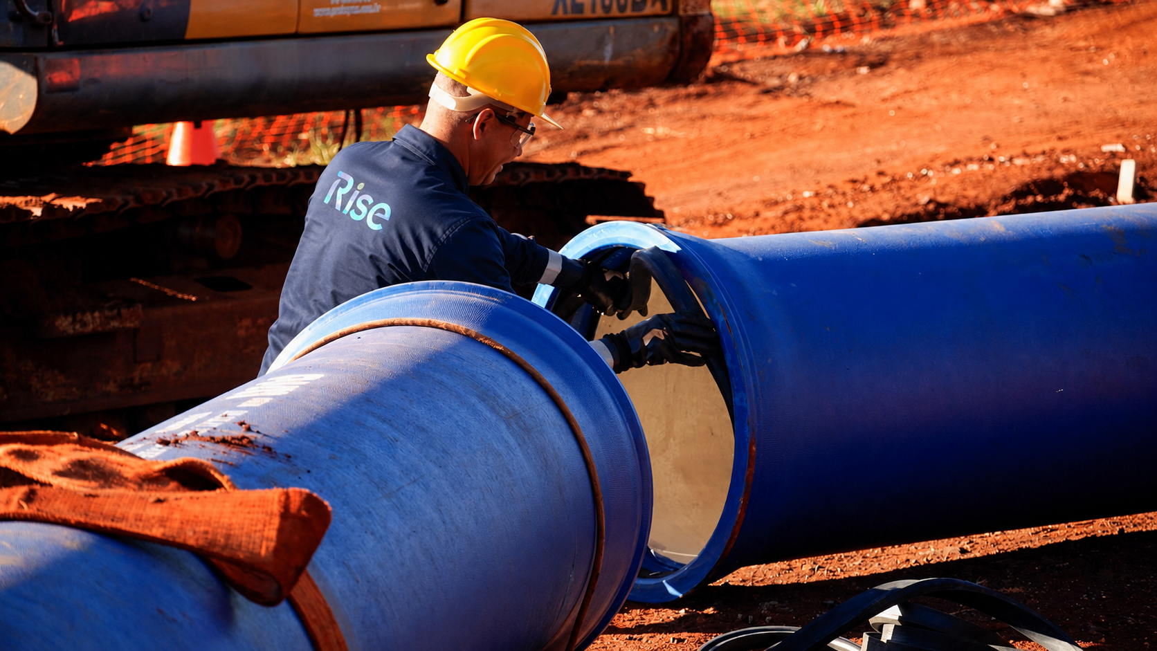 Equipe técnica realizando montagem e interligação de tubulações industriais
